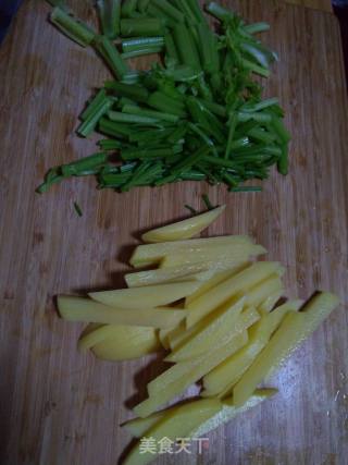 芹菜炒土豆条的做法步骤：2