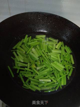 芹菜炒土豆条的做法步骤：3