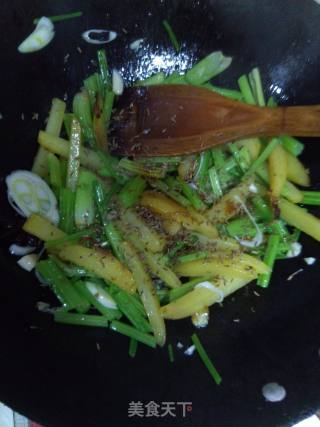 芹菜炒土豆条的做法步骤：9