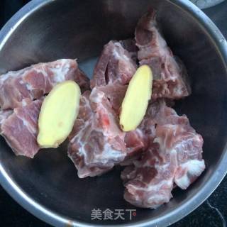 清炖龙骨汤的做法步骤：1
