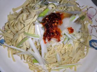 炝拌干豆腐丝的做法步骤：6