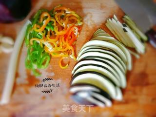 双椒炒茄丝的做法步骤：1