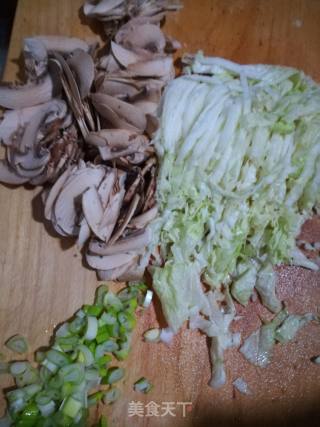 虾油热汤面的做法步骤：1