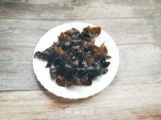 #快手素菜#胡萝卜木耳炒洋葱的做法步骤：2