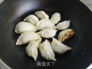 萝卜粉丝抱蛋煎饺的做法步骤：9