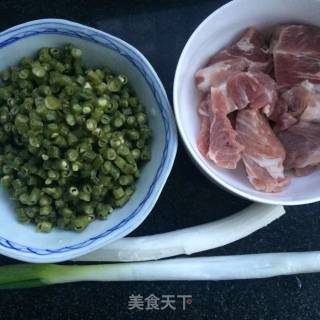 酱炒肉末酸豆角的做法步骤：1