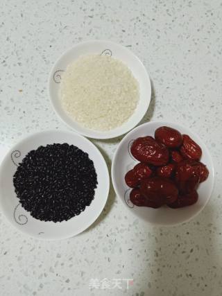 红枣黑米粥的做法步骤：1