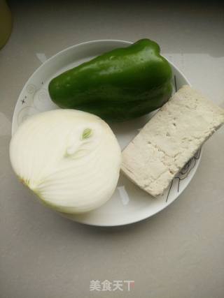 青椒洋葱烧豆腐的做法步骤：1