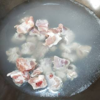 土豆烧排骨的做法步骤：1