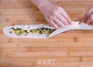 面粉和五珍粉这样组合做成的韭菜盒子，皮薄馅足，劲道爽口，还可以防止韭菜伤胃!步骤超详细！的做法步骤：12