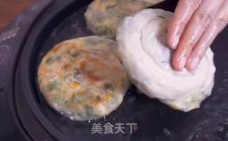 面粉和五珍粉这样组合做成的韭菜盒子，皮薄馅足，劲道爽口，还可以防止韭菜伤胃!步骤超详细！的做法步骤：17