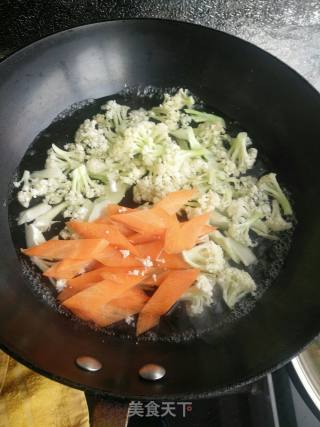菜花胡萝卜炒肉的做法步骤：6