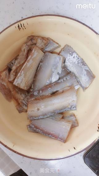 红焖带鱼的做法步骤：1