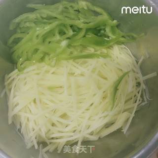 尖椒肉丝炒土豆丝的做法步骤：1
