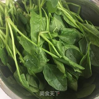 鸡蛋丝拌菠菜的做法步骤：1