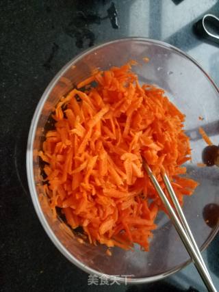 胡萝卜鹌鹑蛋煎饼的做法步骤：1