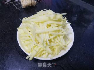 甜椒土豆丝的做法步骤：1