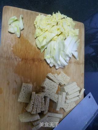 冻豆腐炒娃娃菜的做法步骤：1