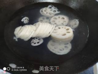 莲藕猪肉炒胡萝卜的做法步骤：3