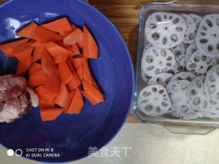 莲藕猪肉炒胡萝卜的做法步骤：4