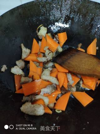 莲藕猪肉炒胡萝卜的做法步骤：7