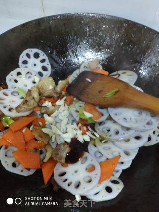 莲藕猪肉炒胡萝卜的做法步骤：10