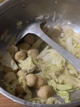 白菜炒鱼丸的做法步骤：2