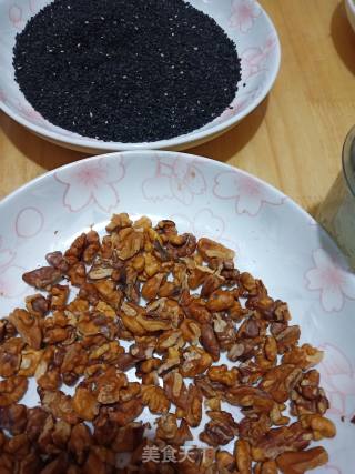 “快手素菜”自制黑芝麻糊的做法步骤：4