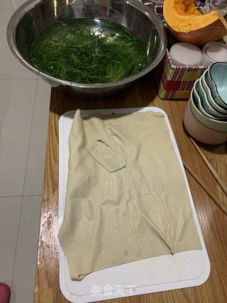 茼蒿卷豆皮的做法步骤：3