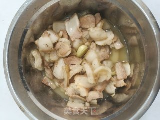 蒜苗炒肉的做法步骤：3