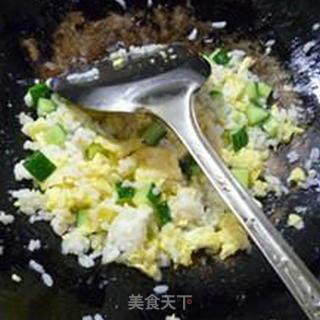 瓜丁鹌鹑蛋炒饭的做法步骤：10
