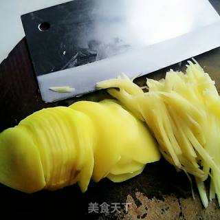 炝土豆丝的做法步骤：2