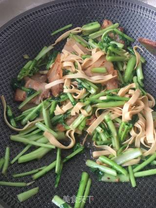 千张蒜泥白肉炒苔菜的做法步骤：11