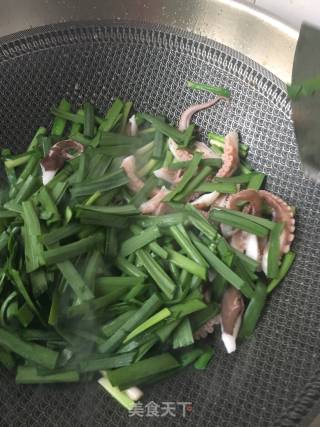 韭菜炒八爪鱼的做法步骤：14