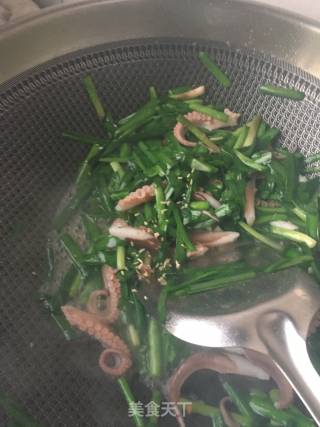 韭菜炒八爪鱼的做法步骤：16