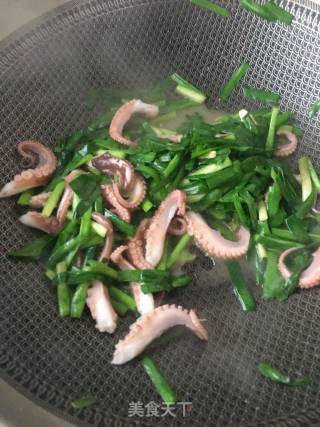 韭菜炒八爪鱼的做法步骤：17