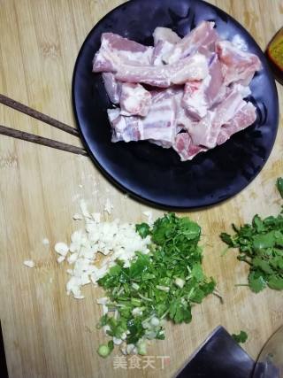 腐乳炸排骨的做法步骤：1