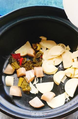 老坛酸菜冬笋炖粉条的做法步骤：4