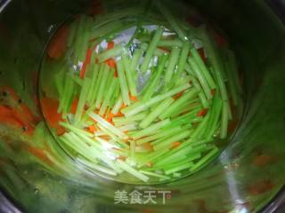 芹菜炒木耳的做法步骤：3