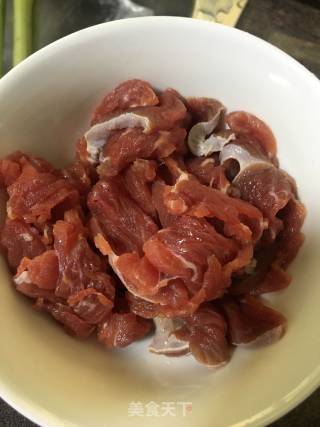 芦笋炒牛肉的做法步骤：4