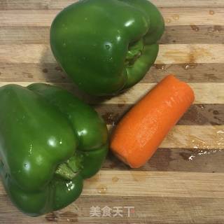 圆椒胡萝卜炒牛肉的做法步骤：2