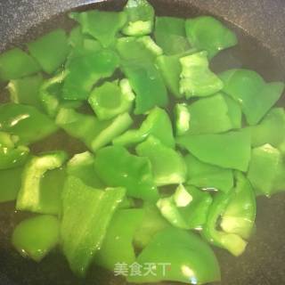 圆椒胡萝卜炒牛肉的做法步骤：6
