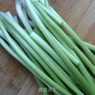 响油蒜苔丁的做法步骤：1