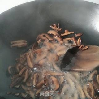 菜芯炒香菇的做法步骤：5