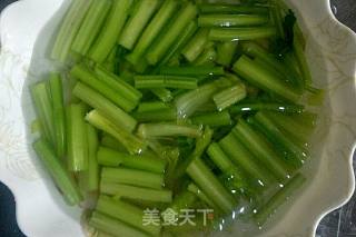 清炒芹菜的做法步骤：3