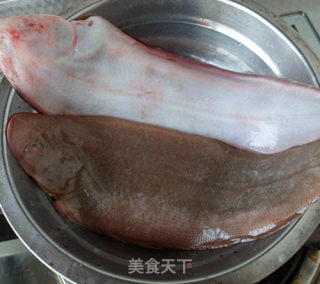 清蒸鲜目鱼的做法步骤：1