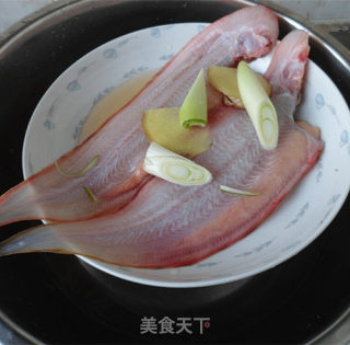 清蒸鲜目鱼的做法步骤：2