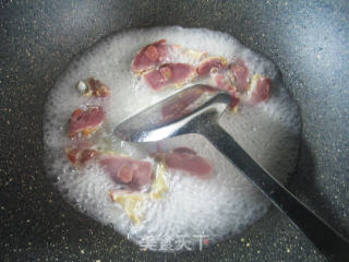 花生米炒腊鸭腿的做法步骤：5