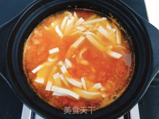 砂锅鸡蛋豆腐汤的做法步骤：4