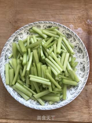 蒜香蒿子杆的做法步骤：1